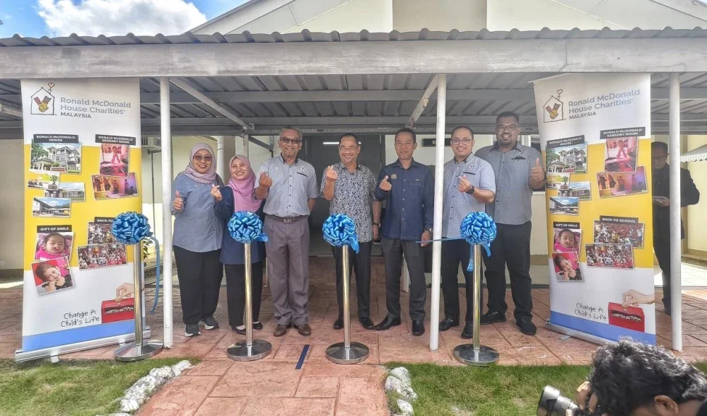 Pengetua Taman Sinar Harapan, Khairunnisa Zainal (dua, kiri), Mohd Nasri dan Che Murad Sayang selepas upacara memotong riben sebagai perasmian Bilik Terapi Sensori Ronald McDonald di Taman Sinar Harapan Tuanku Ampuan Najihah.