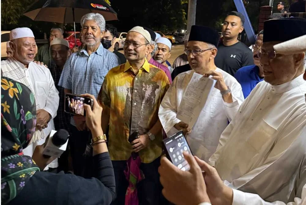 Wakil Persatuan Penduduk RSSB 7 menunjukkan laporan polis yang dibuat.