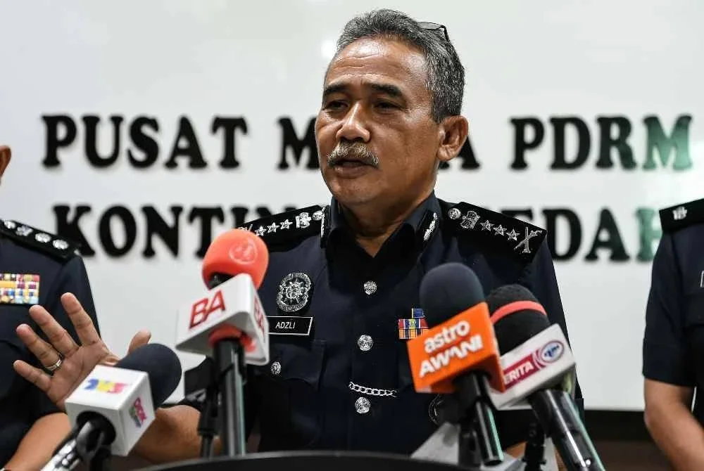 Ketua Polis Kedah, Datuk Adzli Abu Shah memberi penerangan pada sidang media mengenai seorang lelaki yang dipercayai memukul isterinya sehingga keguguran baru-baru ini, serta menggunakan modus operandi dengan menyasarkan penjawat awam wanita untuk dijadikan isteri bagi menyara hidupnya.- Foto Bernama.