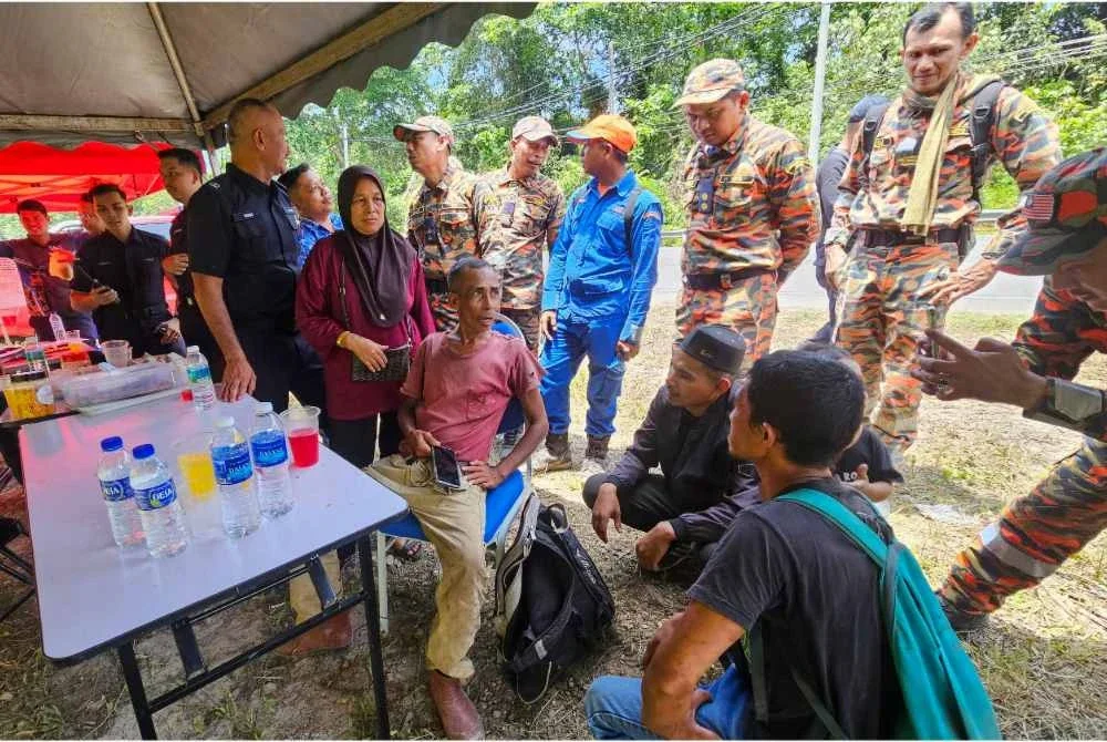 Mohd Nawi (duduk, tengah) yang dilaporkan hilang ketika mencari kayu gaharu di Hutan Simpan Bukit Bauk dekat Kampung Serdang sejak Jumaat lalu ditemukan dalam keadaan selamat pada Rabu. Foto Bernama