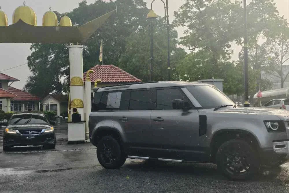 Kenderaan Tunku Besar Tampin dilihat keluar Dari Balai Undang Sungei Ujong.