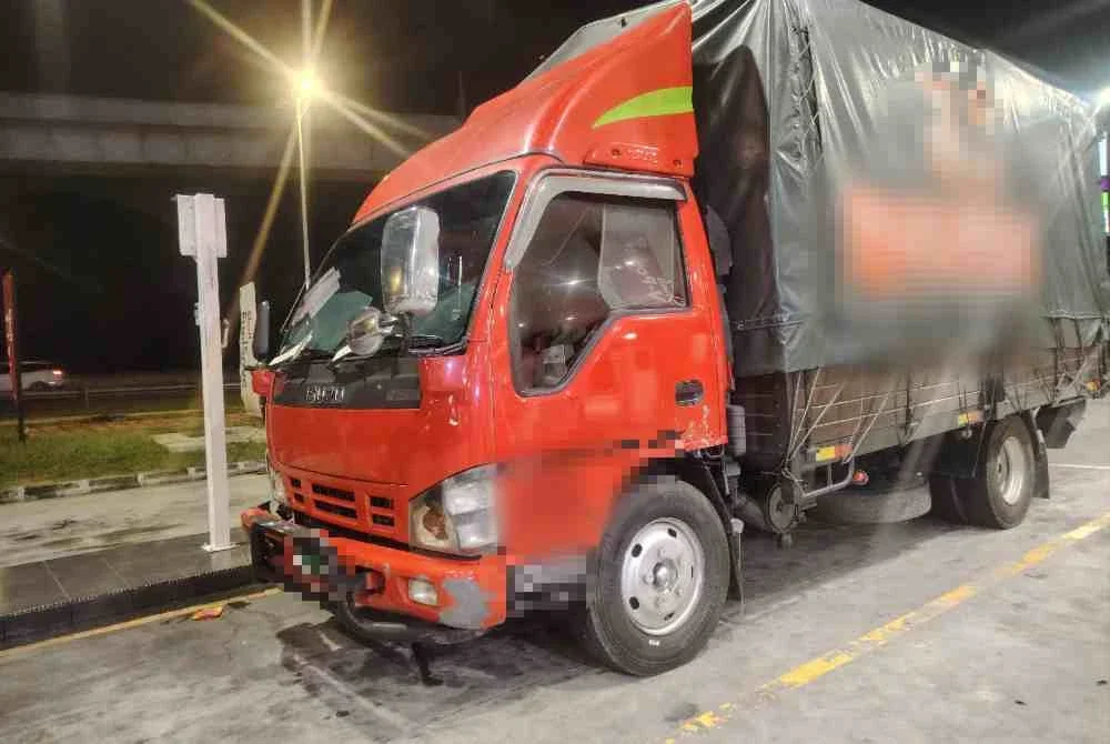 Sebuah lori yang ditahan KPDN Kuala Lumpur di sebuah stesen minyak di Sungai Besi, pada Rabu.