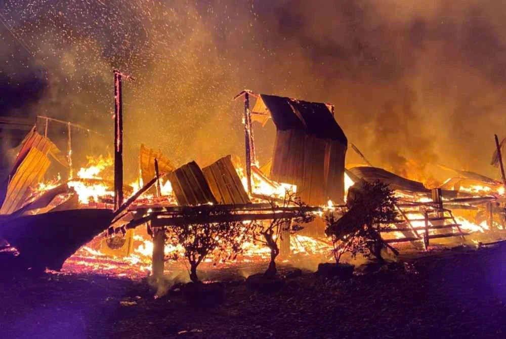 Empat rumah guru dan sebuah kantin SK Imbak musnah dalam kebakaran pada petang Rabu. Foto APM