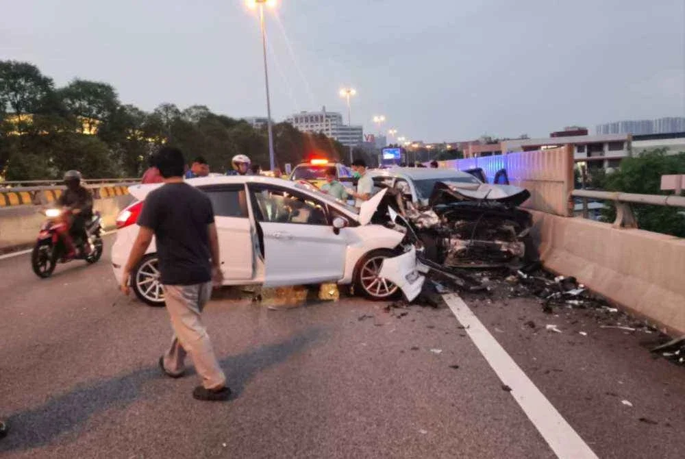 Kemalangan membabitkan Perodua Alza dan Ford Fiesta di Kilometer 1.9 lebuh raya MEX dari arah Salak Selatan menghala ke Jalan Tun Razak pada 23 April lalu.