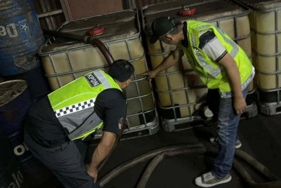 Tong berisi petrol dan diesel yang ditemui dalam sebuah premis yang diserbu. Foto Pasukan Polis Marin Wilayah Tiga