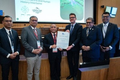 Saarani (tiga dari kiri) menerima sijil pengiktirafan daripada Kristof Vandenberghe di ibu pejabat UNESCO, Paris, Perancis pada Isnin.