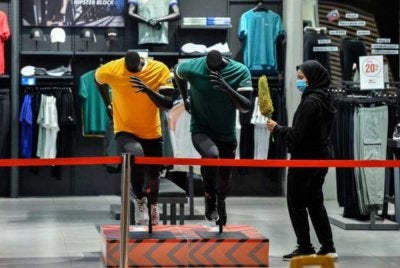 Penduduk Malaysia mula merekodkan lebihan pendapatan berbanding perbelanjaan penggunaan pada usia 29 tahun. Gambar hiasan