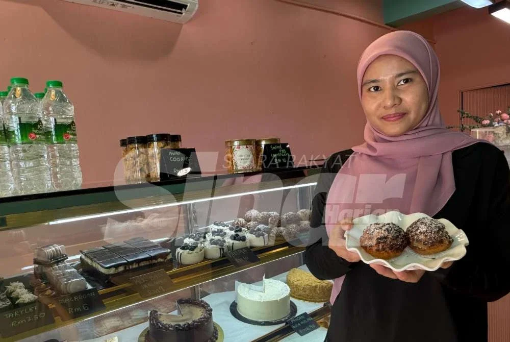 Mastura menunjukkan manisan yang terdapat di kafe miliknya di Melaka.