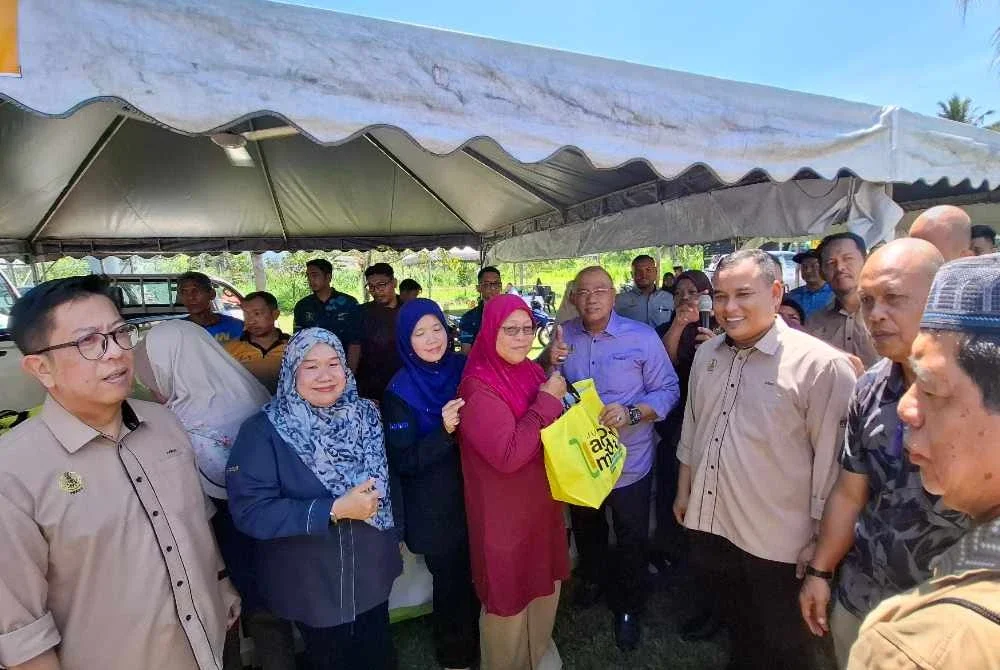Mohd Zolkafly (empat dari kanan) sempena program Jelajah Sejahtera Desaku@DUN Chenderoh di Dewan Arena Terbuka, Kampung Chuar Hulu.