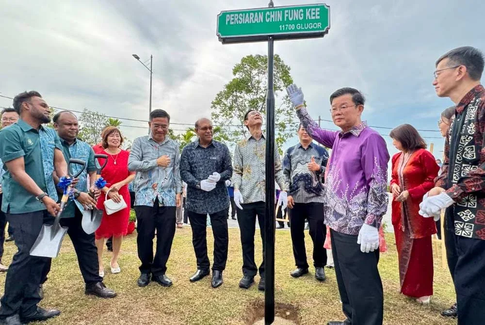 Kon Yeow (depan, dua dari kanan) merasmikan penamaan semula Jalan Persiaran Pantai Sinaran kepada Persiaran Chin Fung Kee pada Khamis.
