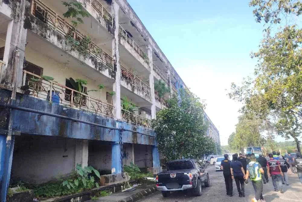 Keadaan bangunan usang di Bandar Armada Putra, Klang yang menjadi sarang penagihan dadah.