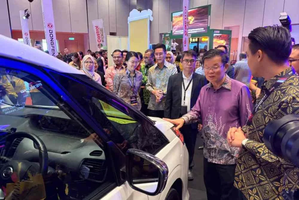 Kon Yeow (dua dari kanan) melawat reruai di Penang Autoshow 2026 di PWCC pada Khamis.