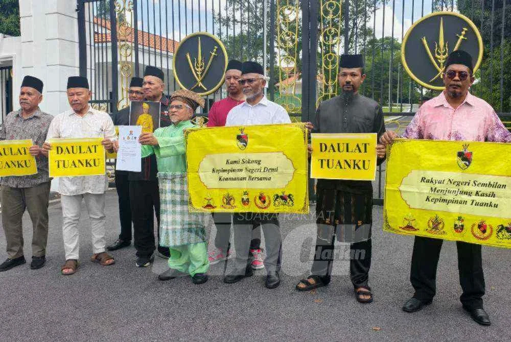 Muhamad Kamel (lima dari kanan) bersama wakil setiap NGO berdiri di hadapan Istana Hinggap untuk menyerahkan memorandum