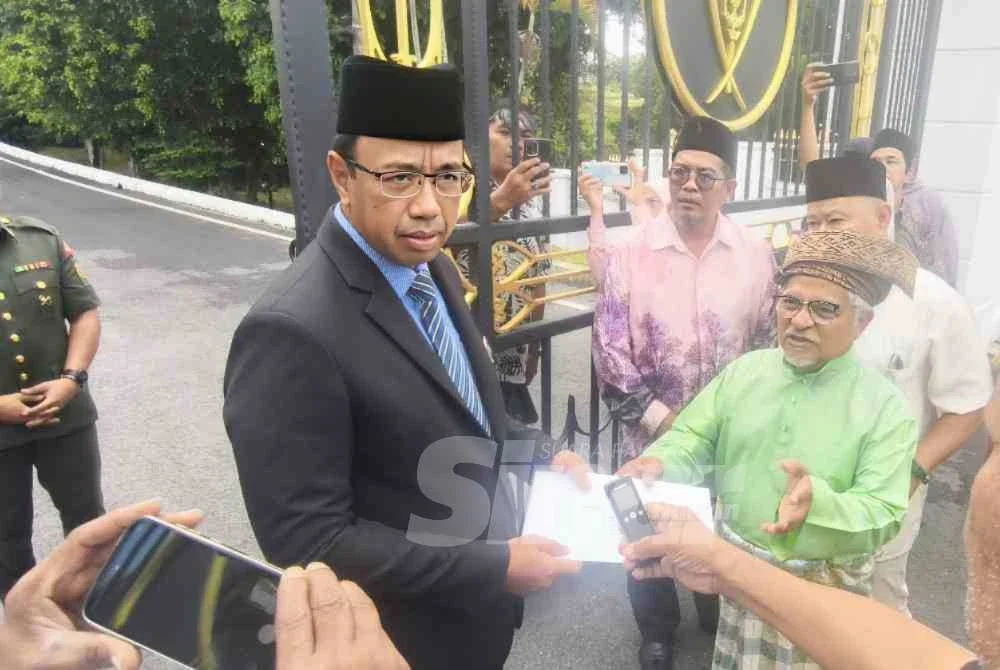 Muhamad Kamel menyerahkan memorandum kepada Azizi.