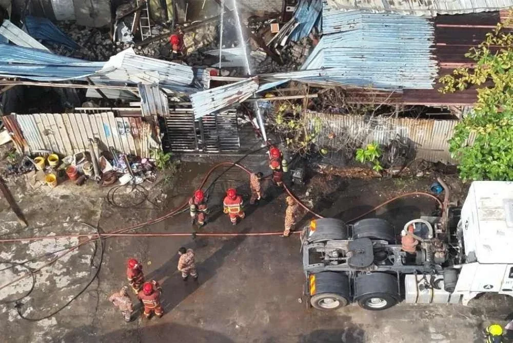 Sebuah bengkel membaiki lori di Lorong Bukit Setongkol di Kuantan musnah dalam kebakaran pagi Khamis. FOTO: Bomba Pahang