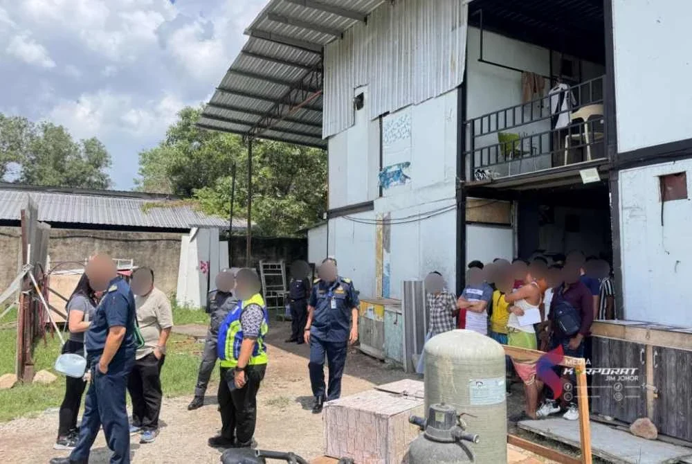 Jabatan Imigresen Malaysia (JIM) Johor menahan 21 pendatang asing tanpa izin (PATI) dalam Ops Sapu di sekitar tapak pembinaan di Batu Pahat, Isnin lalu. 