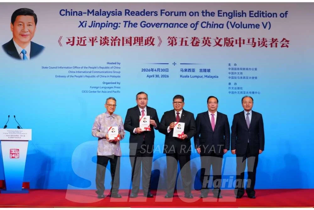 Menteri Pengangkutan, Anthony Loke (dua dari kiri) bergambar bersama Duta Besar China ke Malaysia, Ouyang Yujing (kanan) pada Forum Pembaca China-Malaysia mengenai Edisi Bahasa Inggeris "Xi Jinping: The Governance of China (Jilid V)” di sini pada Khamis. Turut bersama Pengerusi Lembaga Pengarah, Institut Bahasa dan Kesusasteraan Malaysia, Datuk Dr Mohd Anuar Rethwan (kiri); Speaker Dewan Rakyat, Tan Sri Johari Abdul (tengah) dan Presiden Kumpulan Komunikasi Antarabangsa China, Chang Bo (dua dari kanan). Foto Mohd Halim Abdul Wahid