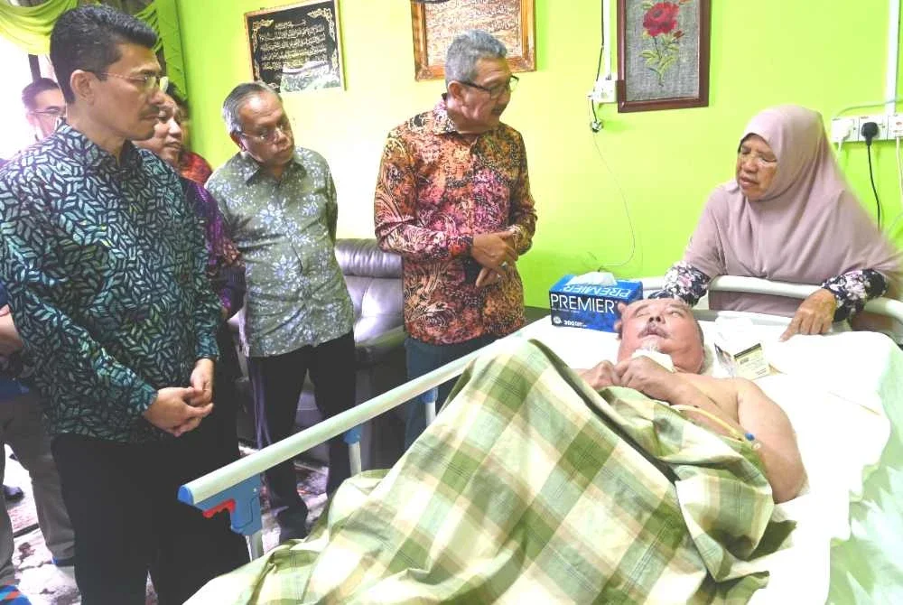 Wan Ahmad Dahlan (dua, kanan) menziarah pesara uzur dan terlantar, Md Suli di Taman Ria, Sri Lalang pada Khamis. Foto Bernama