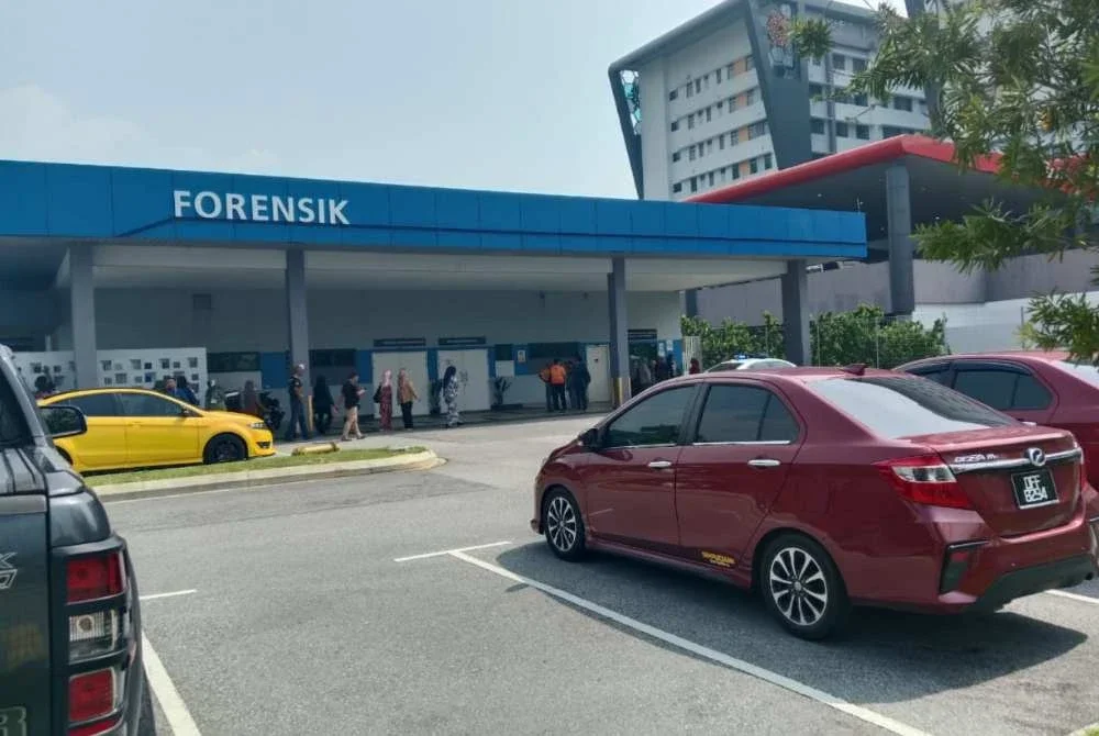 Beberapa individu dipercayai ahli keluarga mangsa dilihat berada di pekarangan Unit Forensik Hospital UiTM di sini pada Khamis.