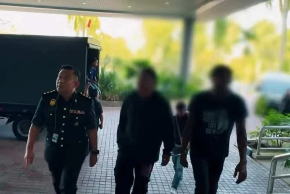 Dua lelaki mengaku tidak bersalah di Mahkamah Sesyen Shah Alam pada Selasa atas pertuduhan berkaitan urus niaga dan pemilikan bahan api diesel tanpa kebenaran, minggu lalu. Gambar ihsan KPDN