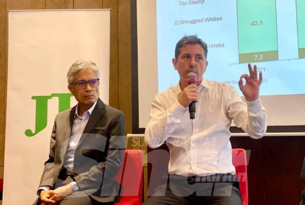Didier dan Mohammad Nazli (kiri) ketika sidang media Kajian Rokok Haram NielsenIQ 2025 di ibu negara, pada Khamis.