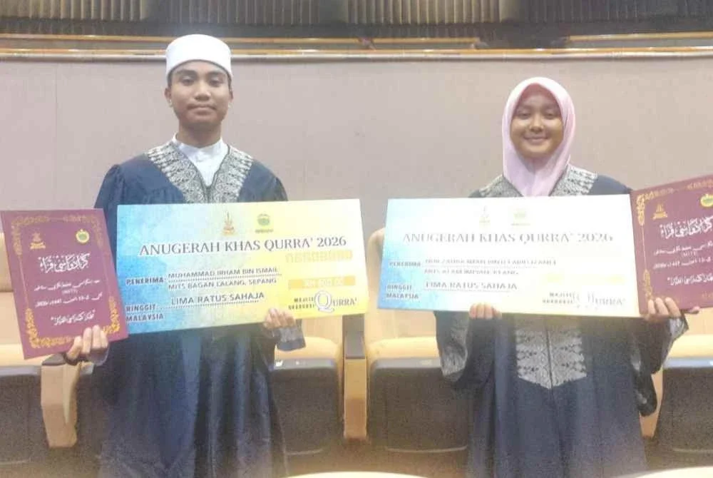 Muhammad Irham (kiri) dan Nur Zahra menerima Anugerah Khas Qurra sempena Program Majlis Graduasi Qurra’ MITS Kali Ke-13 di Auditorium Dewan Jubli Perak, Sultan Abdul Aziz Shah Alam di sini pada Khamis.