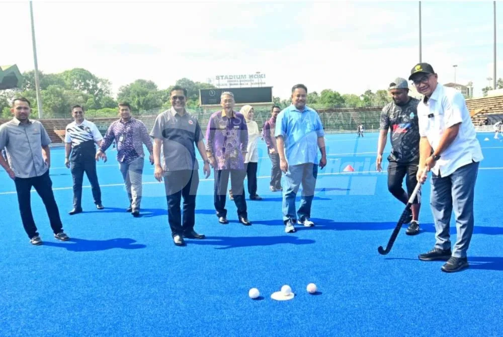 Fadzli turut melakukan simbolik pada Majlis Penyerahan Naik Taraf Stadium Hoki Indera Mahkota di sini pada Khamis.