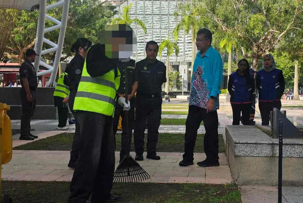 Khalid (tiga dari kanan) memantau pelaksanaan PKM di Putrajaya pada Khamis.