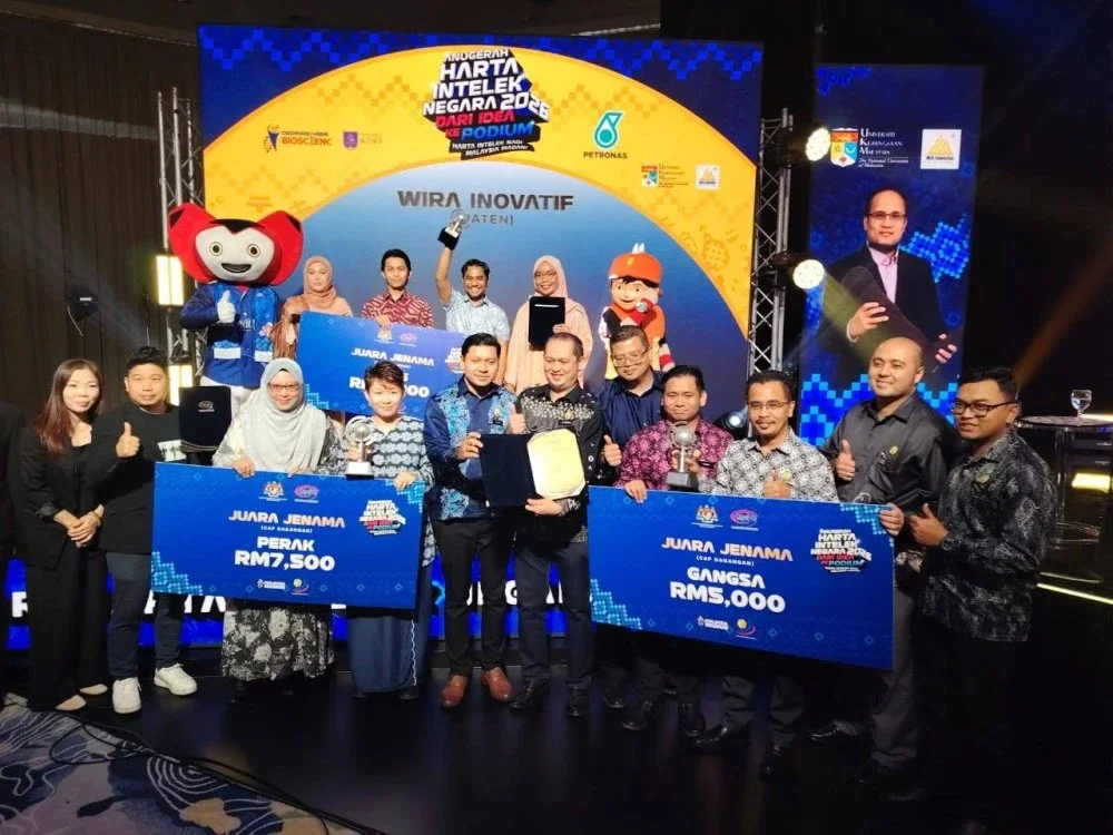 Tenaga kerja yang menjadi tulang belakang Monsta (tengah) meraikan kemenangan dalam kategori Juara Jenama bergambar bersama penerima anugerah lain.