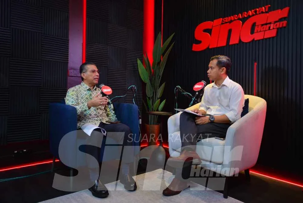 Syed Ibrahim (kiri) bersama hos, Haizir Othman ketika Program audio siar bertajuk 'Sokong sumud atau sokong Gaza' pada Khamis.