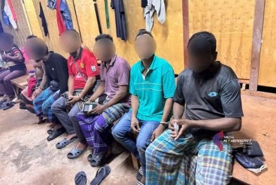 Jabatan Imigresen Malaysia (JIM) Johor menahan 21 pendatang asing tanpa izin (PATI) dalam Ops Sapu di sekitar tapak pembinaan di Batu Pahat, Isnin lalu.