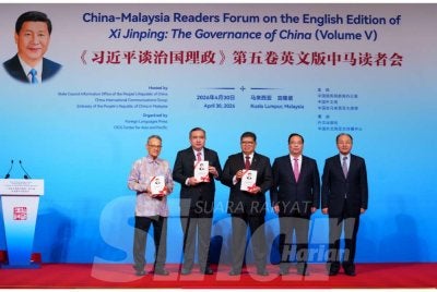 Menteri Pengangkutan, Anthony Loke (dua dari kiri) bergambar bersama Duta Besar China ke Malaysia, Ouyang Yujing (kanan) pada Forum Pembaca China-Malaysia mengenai Edisi Bahasa Inggeris "Xi Jinping: The Governance of China (Jilid V)” di sini pada Khamis. Turut bersama Pengerusi Lembaga Pengarah, Institut Bahasa dan Kesusasteraan Malaysia, Datuk Dr Mohd Anuar Rethwan (kiri); Speaker Dewan Rakyat, Tan Sri Johari Abdul (tengah) dan Presiden Kumpulan Komunikasi Antarabangsa China, Chang Bo (dua dari kanan). Foto Mohd Halim Abdul Wahid