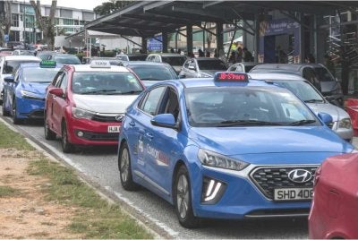 Di bawah langkah baharu itu, teksi berlesen akan dibenarkan menurunkan penumpang di mana-mana sahaja di Singapura dan di kawasan yang ditetapkan di Malaysia iaitu Johor Bahru, Iskandar Puteri, Forest City, Kulai dan Senai. Foto Bernama