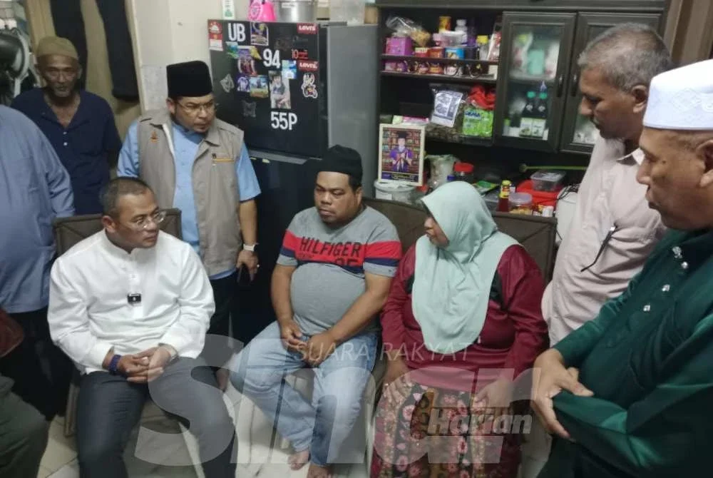 Amirudin ketika menziarah keluarga mangsa di Bandar Puncak Alam pada Khamis.
