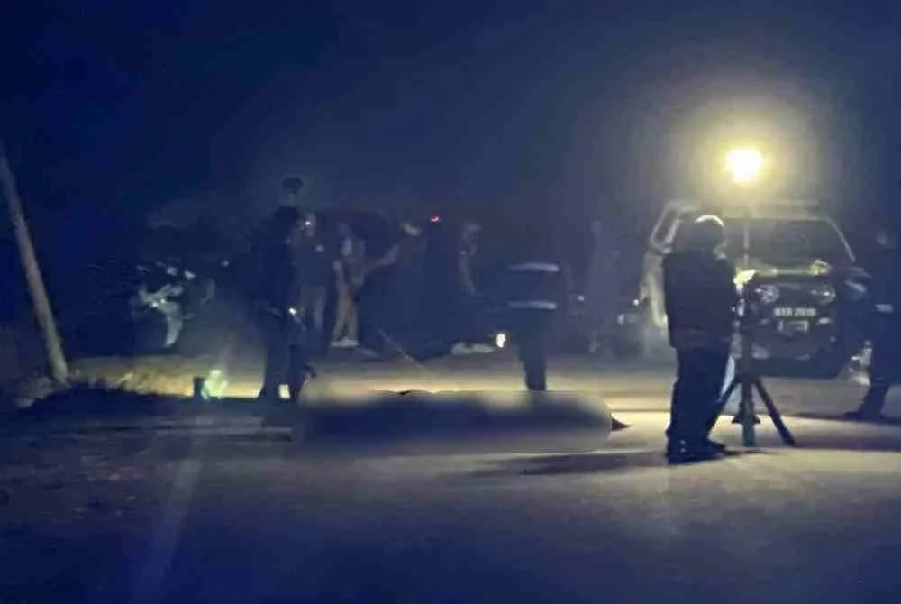 Polis melakukan siasatan di lokasi penemuan mayat wanita. Foto ihsan pembaca