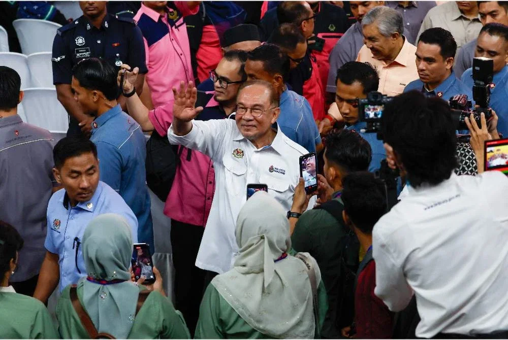 Perdana Menteri Datuk Seri Anwar Ibrahim ketike meninggalkan majlis selepas menghadiri Sambutan Hari Pekerja Peringkat Kebangsaan 2026 di Unifi Arena, Bukit Jalil hari ini. - Bernama