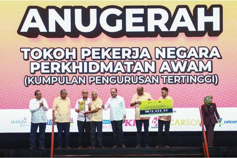 Datuk Seri Anwar Ibrahim menyampaikan anugerah kepada Datuk Seri Amran Mohamed Zin pada Sambutan Hari Pekerja Peringkat Kebangsaan 2026 di Unifi Arena, Bukit Jalil, hari ini