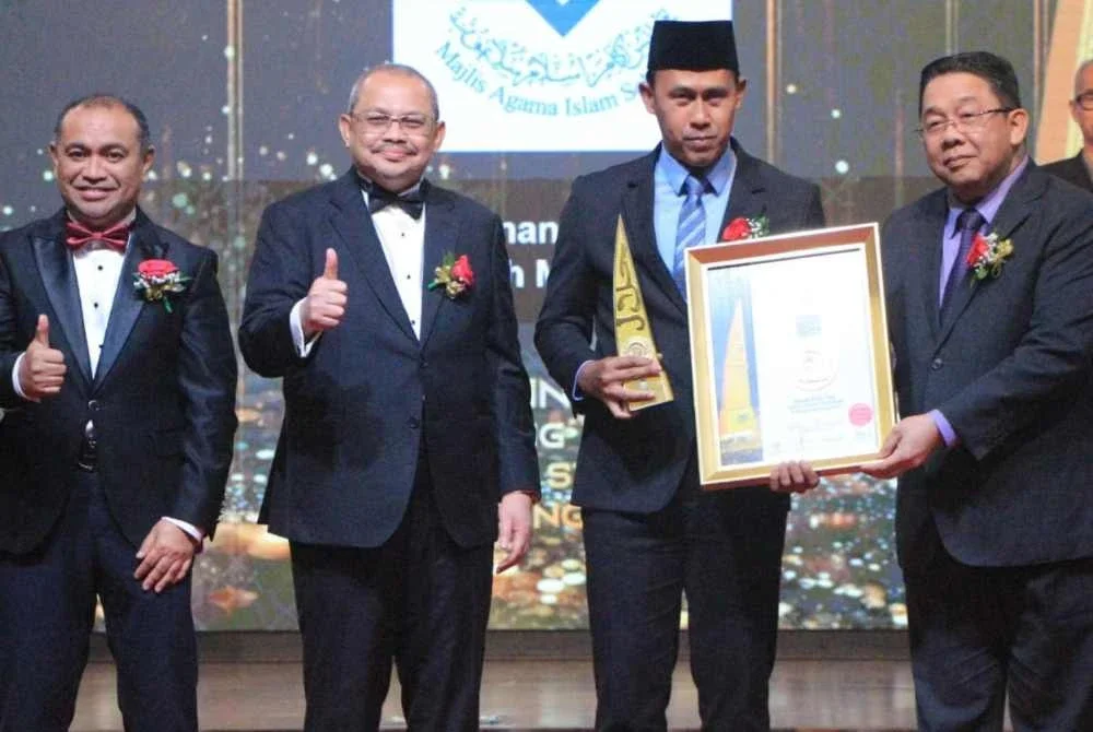 Mohd Sabirin (dua dari kanan) mewakili MAIS menerima The BrandLaureate World Halal BestBrands Awards 2026 pada majlis anjuran The World Brands Foundation pada malam Selasa.