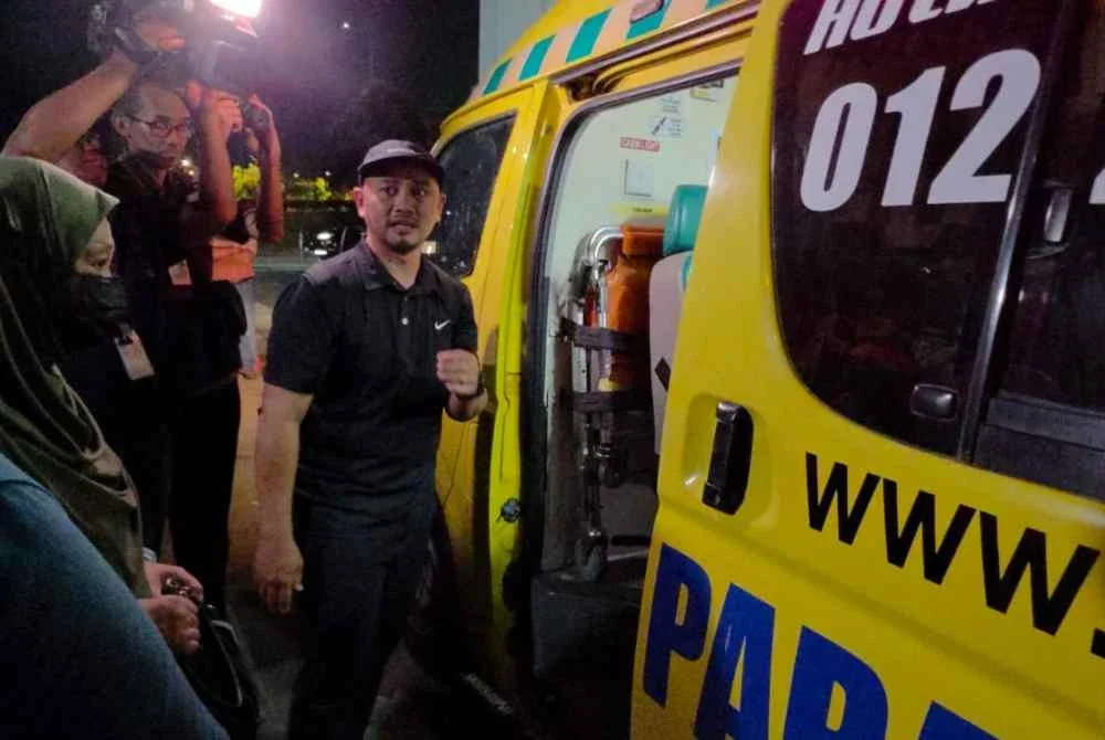Jamri ketika mengiring isterinya yang koma untuk dihantar ke HQEII sebaik tiba dari Vietnam.