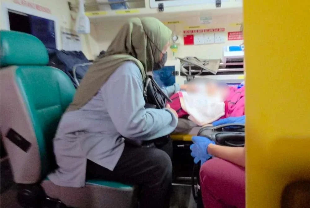Rosneh sedih melihat anak sulungnya terlantar tidak sedarkan diri sebaik tiba dari Vietnam.