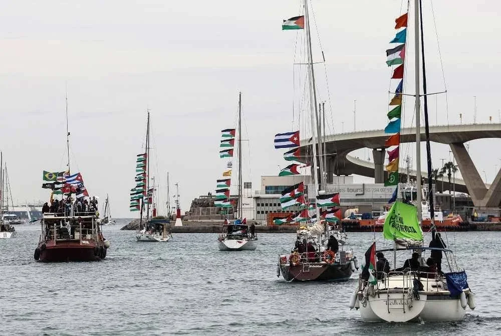 Bot-bot flotila kemanusiaan menuju Semenanjung Gaza dilihat membuat pelepasan simbolik dari Pelabuhan Vell, Barcelona pada 12 April 2026, ketika pelayaran ditangguhkan akibat cuaca buruk. Foto AFP