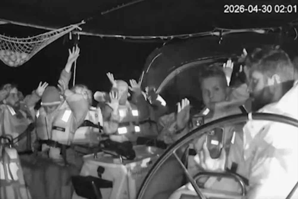 Tangkap layar daripada rakaman CCTV hitam putih menunjukkan ahli di atas bot flotila mengangkat tangan ketika pasukan Israel memintas aktivis berhampiran pulau Crete di selatan Greece pada awal pagi Khamis. Foto Agensi