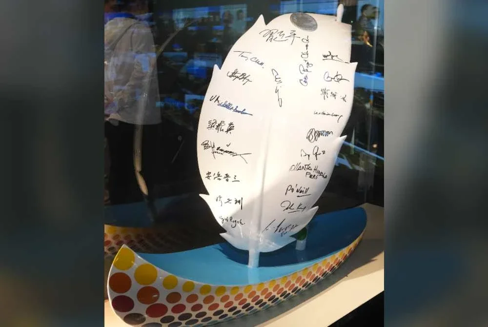 Tandatangan pemimpin utama negara termasuk Malaysia pada APEC 2014 yang dipamerkan untuk orang ramai.