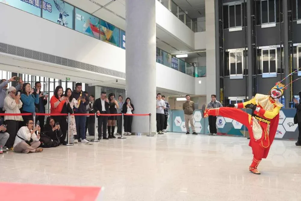 Beijing Light Cone Interactive Technology mempamerkan keupayaan robotik berimpak tinggi.