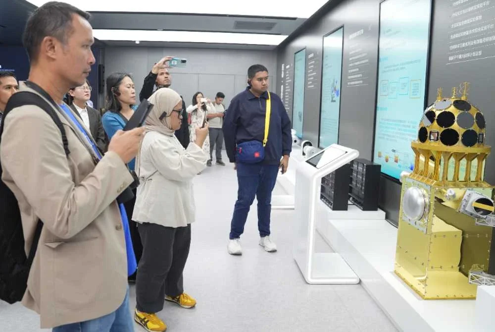 Model satelit penyelidikan aeroangkasa bagi memperkukuh keupayaan penerokaan dan penyelidikan saintifik di orbit.