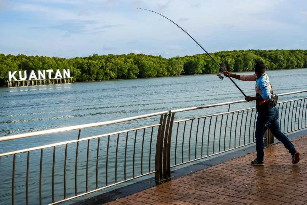 Kaki pancing di daerah Kuantan memanfaatkan cuti umum sempena Hari Pekerja dengan menangkap ikan berhampiran muara Sungai Kuantan. Foto Bernama