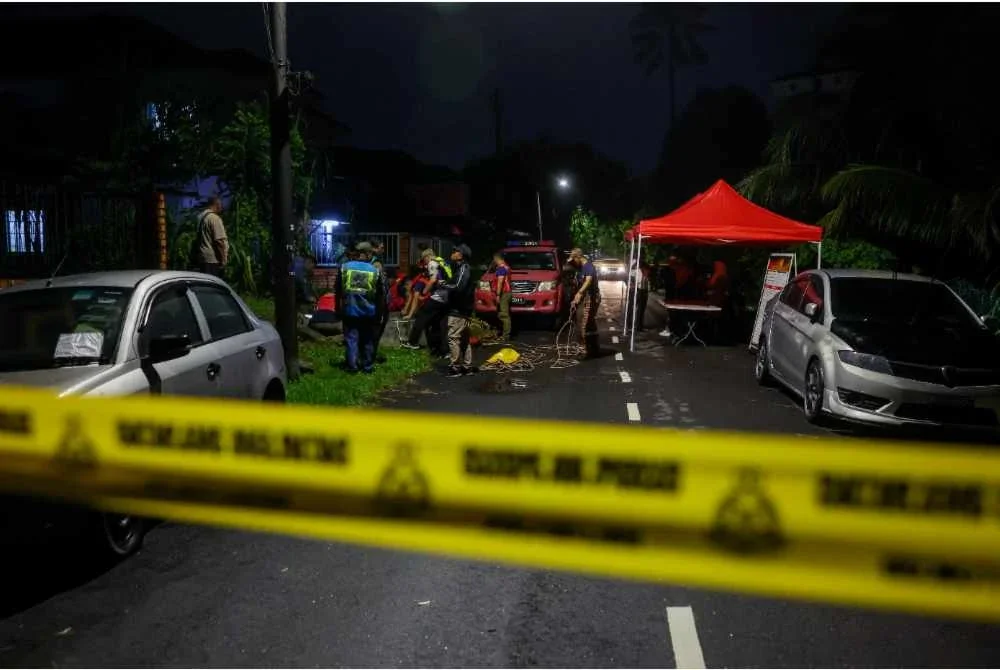 Pasukan PPDA Jabatan Bomba dan Penyelamat Malaysia menjalankan operasi mencari dan menyelamat seorang kanak-kanak perempuan berusia sembilan tahun dikhuatiri lemas akibat dibawa arus deras selepas terjatuh ke dalam longkang di Bandar Mahkota Cheras. Foto Bernama