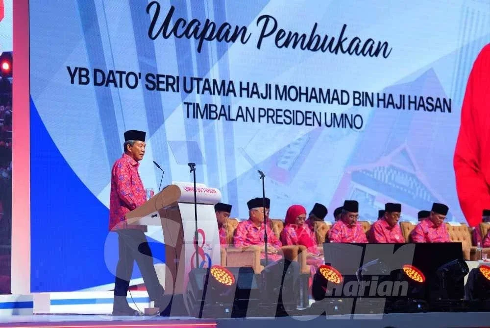 Timbalan Presiden UMNO, Datuk Seri Mohamad Hasan berucap sebelum merasmikan Konvensyen Sempena Sambutan Ulang Tahun UMNO ke-80 di Dewan Merdeka, Pusat Dagangan Dunia Kuala Lumpur (WTCKL) pada Sabtu. Foto Mohd Halim Abdul Wahid
