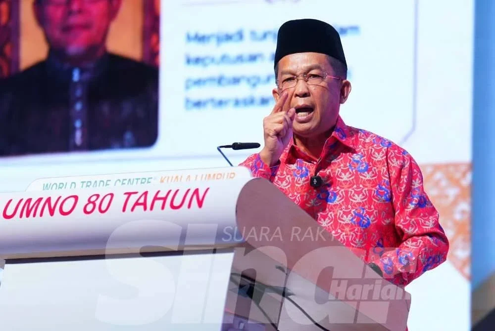 Pengerusi Badan Perhubungan UMNO Negeri Sembilan, Datuk Seri Jalaluddin Alias berucap pada Konvensyen Sempena Sambutan Ulang Tahun UMNO ke-80 di Dewan Merdeka, Pusat Dagangan Dunia Kuala Lumpur (WTCKL) pada Sabtu. FOTO: MOHD HALIM ABDUL WAHID