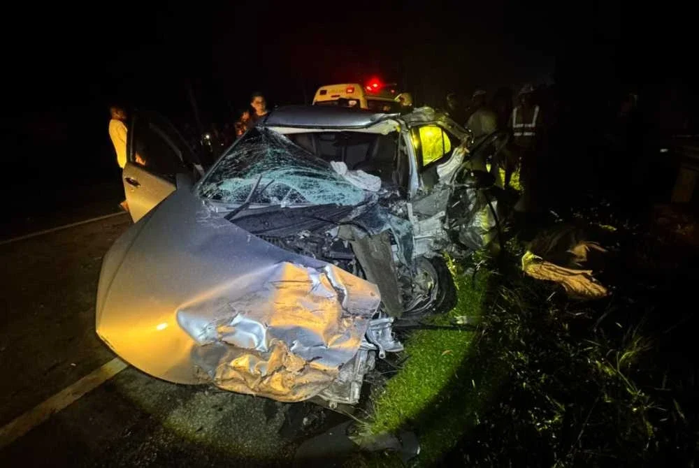 Pacuan empat roda jenis Toyota Hilux dari arah Ipoh ke Kampar hilang kawalan sebelum memasuki laluan bertentangan dan merempuh dua kenderaan di laluan tersebut. Foto IPD Kampar